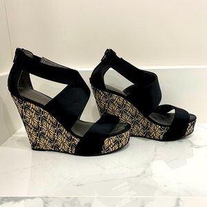 Patterned platform sandals